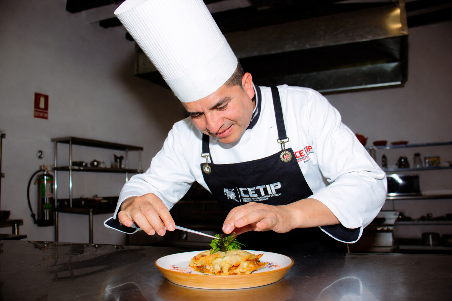 Estudiantes de cocina cocinando